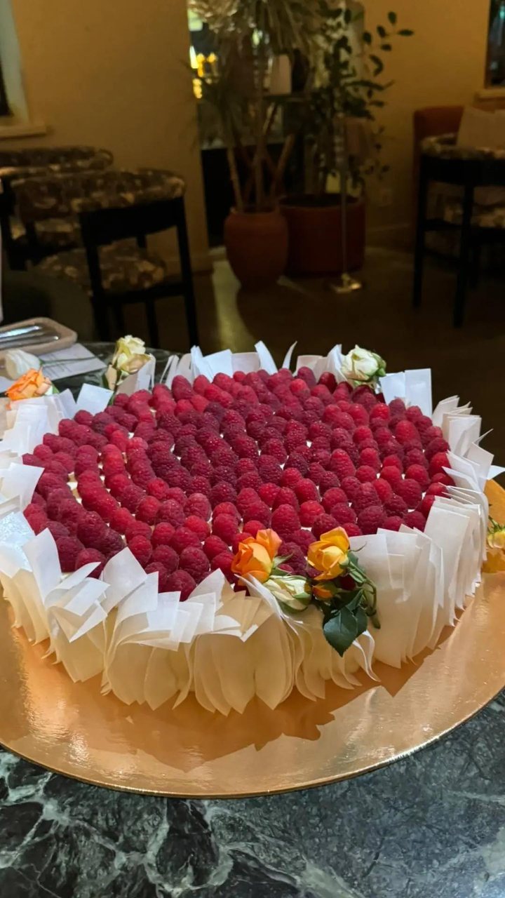 Свадебный торт с малиной, белым декором и розами на золотой подложке